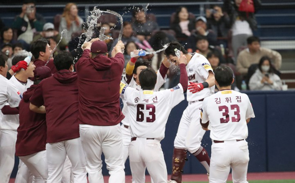 키움 히어로즈는 16일 열린 KIA 타이거즈와 홈 경기에서 이정후의 끝내기 투런포로 2-0으로 이겼다. 키움은 이날 승리로 KIA와 주말 홈 3연전을 모두 가져왔다. [사진=뉴시스]