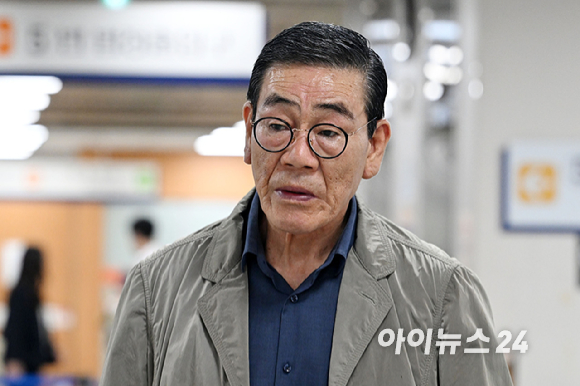 5000억대 부동산 투자사기 혐의를 받는 김현재 케이삼흥 회장이 1일 오전 서울 서초구 서울중앙지방법원에서 열린 공판에 출석하고 있다. [사진=사진공동취재단]