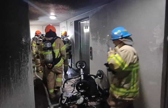 부부싸움 뒤 아들 집으로 피신한 아내를 쫓아가 불을 지른 50대 남편이 경찰에 붙잡혔다. 사진은 당시 화재 현장. [사진=진천소방서]