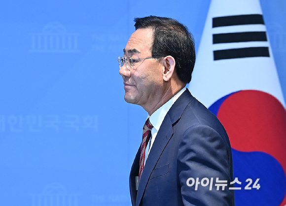 6&middot;3 지방선거 국민의힘 대구시장 경선에서 컷오프(공천 배제)된 주호영 의원이 23일 서울 여의도 국회 소통관에서 불출마 기자회견을 마친 뒤 회견장을 나서고 있다. [사진=곽영래 기자]