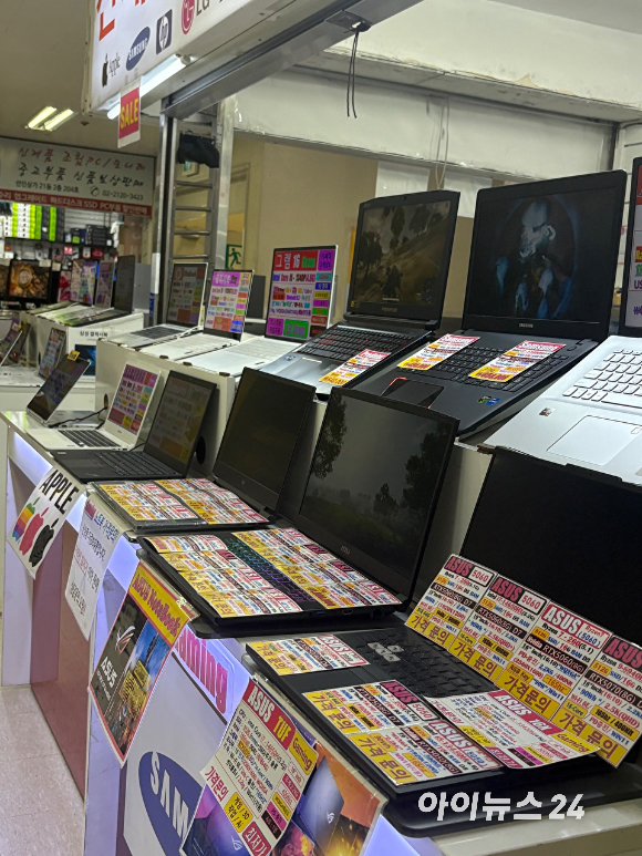 용산 전자상가 노트북 매장에 진열된 제품들. [사진=권서아 기자]