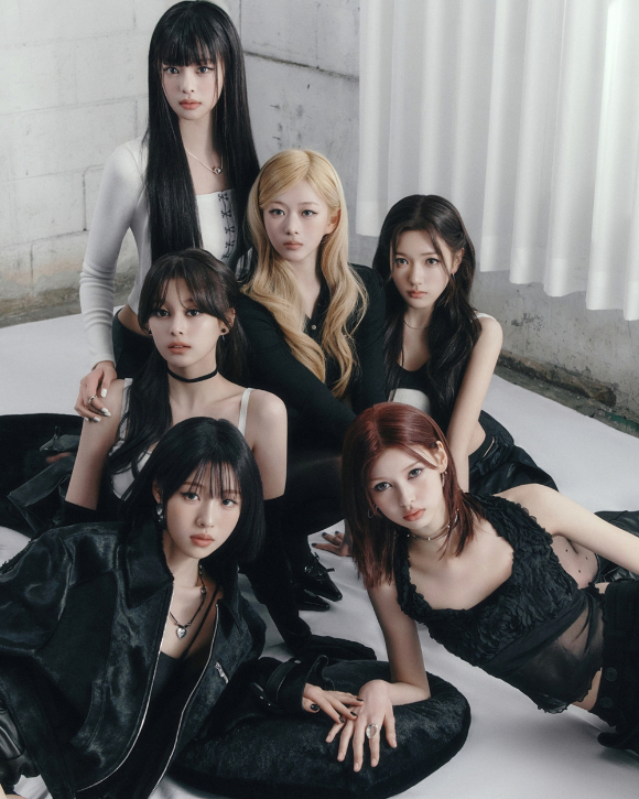 앳하트 단체 콘셉트 포토 [사진=타이탄콘텐츠]