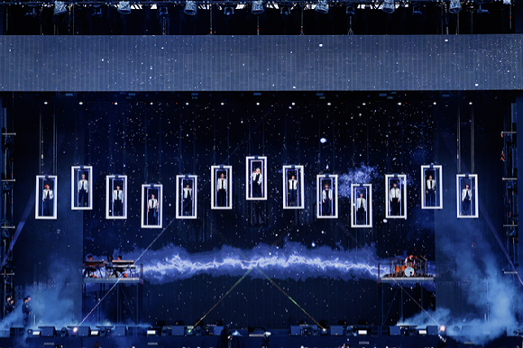 세븐틴이 31일 오후 인천아시아드주경기장에서 열린 단독콘서트 'SEVENTEEN TOUR 'FOLLOW' AGAIN TO INCHEON'에서 무대에 등장하고 있다. [사진=플레디스]