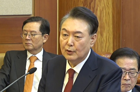 국민의힘 권영세 비상대책위원장, 권성동 원내대표가 26일 충남 천안 재능교육연수원에서 열린 '충청·호남권 광역·기초의원 연수'에 참석해 국기에 대한 경례를 하고 있다. [사진=연합뉴스]