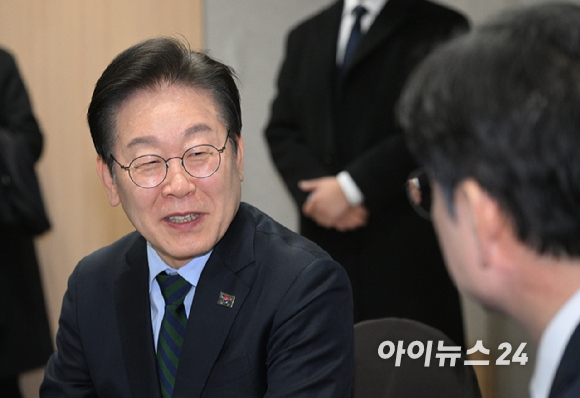 김경수 전 경남도지사가 13일 서울 여의도 국회에서 이재명 더불어민주당 대표와 회동하고 있다. [사진=정소희 기자]