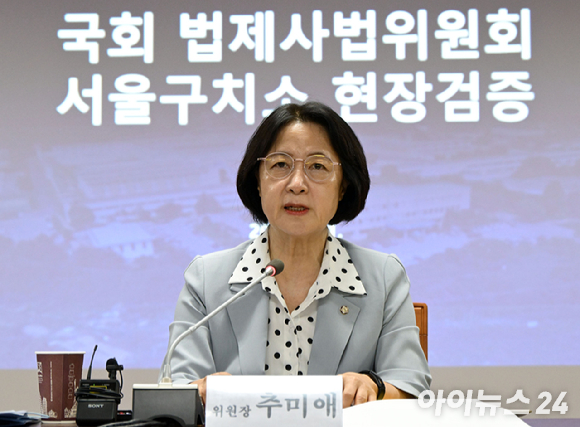 직권남용 및 허위공문서 작성, 특수공무집행방해 혐의로 구속된 윤석열 전 대통령이 지난 7월 9일 영장실질심사를 받기 위해 서울중앙지법으로 출석하고 있다. [사진=정소희 기자]