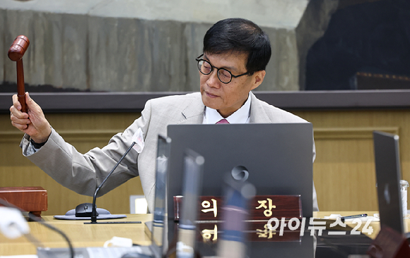 이창용 한국은행 총재가 10일 서울 중구 한국은행에서 열린 금융통화위원회에 참석하고 있다. [사진=사진공동취재단]