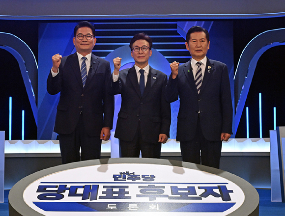 송영길&middot;김민석&middot;정청래 더불어민주당 당 대표 후보가 5일 서울 영등포구 여의도 KBS에서 열린 제2차 TV 토론회에 참석해 기념 촬영을 하고 있다. [사진=연합뉴스]