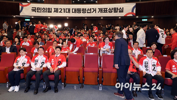 국민의힘 당 지도부가 3일 서울 여의도 국회 도서관에 마련된 국민의힘 개표 상황실에서 제21대 대통령 선거 방송3사 출구조사 결과를 지켜보다 굳은 표정으로 상황실을 떠나고 있다. [사진=정소희 기자]