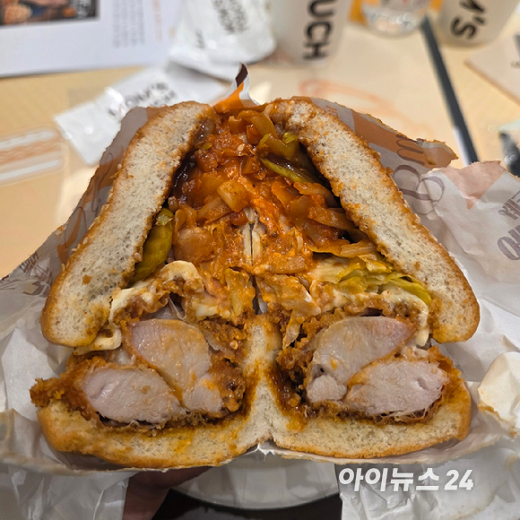 '에드워드 리 셰프 컬렉션 Ⅱ' 시식회 현장에 진열된 신제품 버거 2종과 치킨. [사진=구서윤 기자]