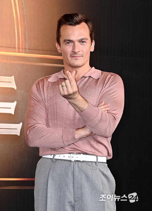 할리우드 배우 루퍼트 프렌드가 1일 오후 서울 종로구 포시즌스 호텔 서울에서 열린 영화 '쥬라기 월드: 새로운 시작' 내한 기자간담회에서 포토타임을 갖고 있다. [사진=곽영래 기자]