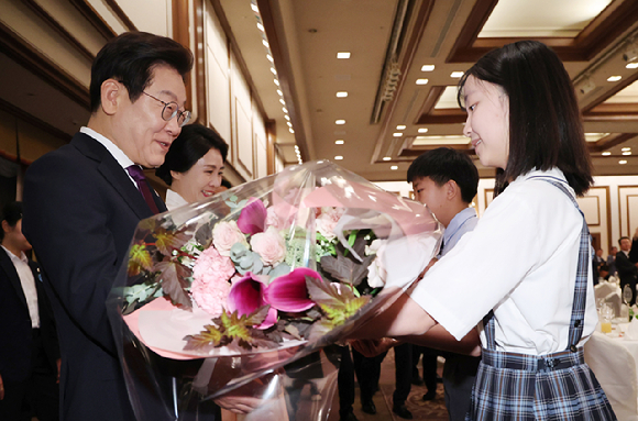 이재명 대통령이 23일 일본 도쿄의 한 호텔에서 열린 재일동포 오찬 간담회에 참석해 발언하고 있다. [사진=연합뉴스]