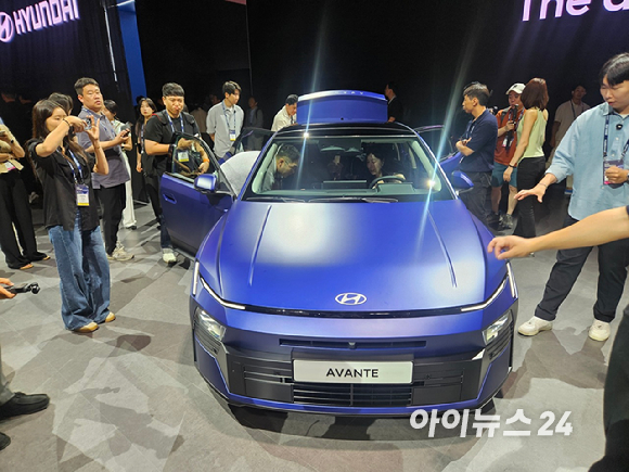 무뇨스 현대차 사장이 26일 부산광역시 벡스코에서 열린 '2026 모빌리티쇼' 전시장에서 발표하고 있다. [사진=설재윤 기자]