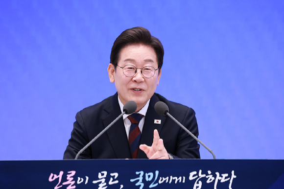 이재명 대통령이 3일 청와대 영빈관에서 열린 '대통령의 30일, 언론이 묻고 국민에게 답하다' 기자회견에서 기자들 질문에 답하고 있다. 2025.7.3 [사진=연합뉴스]