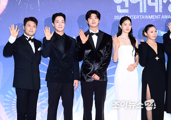 29일 오후 서울 마포구 MBC 사옥에서 열린 '2025 MBC 방송연예대상' 포토월 행사에 '나 혼자 산다' 출연진들이 포토타임을 갖고 있다. [사진=정소희 기자]