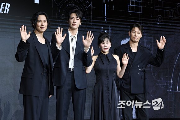 배우 김남길, 김영광, 길해연, 박훈, 권오승 감독이 22일 오전 서울 마포구 호텔 나루 서울 엠갤러리에서 열린 냇플릭스 시리즈 '트리거' 제작발표회에 참석해 포즈를 취하고 있다. [사진=문수지 기자]