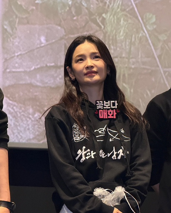 배우 전미도가 프로필 촬영에서 포즈를 취하고 있다. [사진=미디어랩시소 ]