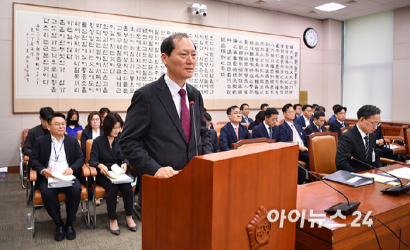 이완규 법제처장이 14일 오전 서울 여의도 국회에서 열린 법제사법위원회의 법제처에 대한 국정감사에서 업무보고를 하고 있다. [사진=곽영래 기자]