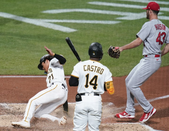 MLB 피츠버그에서 뛰고 있는 배지환(왼쪽)이 5일(한국시간) 열린 세인트루이스와 홈 경기 3회말 홈으로 슬라이딩하고 있다. [사진=뉴시스]