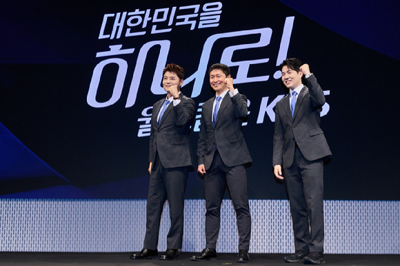 전현무 캐스터, 이영표 해설위원, 남현종 캐스터가 2일 서울 영등포구 KBS아트홀에서 열린 'KBS 2026 FIFA 북중미 월드컵' 제작발표회에서 포즈를 취하고 있다. [사진=KBS]