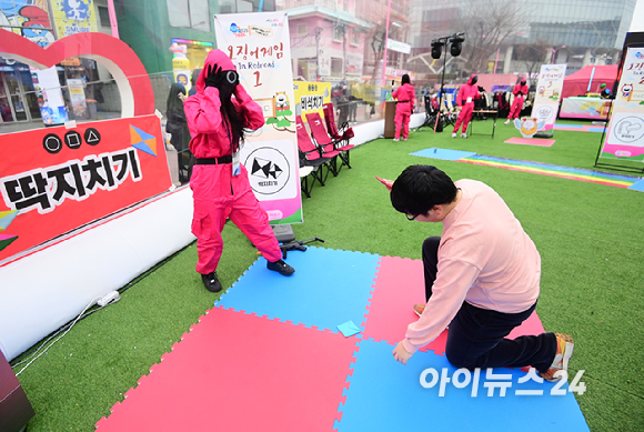 26일 오후 서울 마포구 홍대 레드로드 R1존 에어돔에서 '홍대 에어돔 K-유니버스 페스티벌'이 진행된 가운데 참가자가 오징어게임 체험을 하고 있다. [사진=정소희 기자]