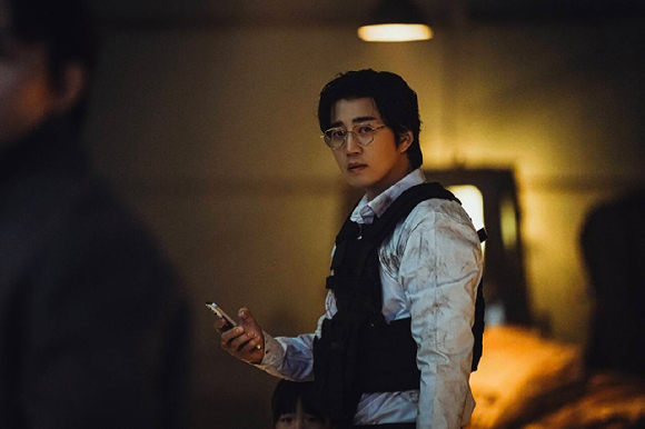 배우 윤계상이 'UTD: 우리 동네 특공대'에서 열연하고 있다. [사진=쿠팡플레이 지니 TV]