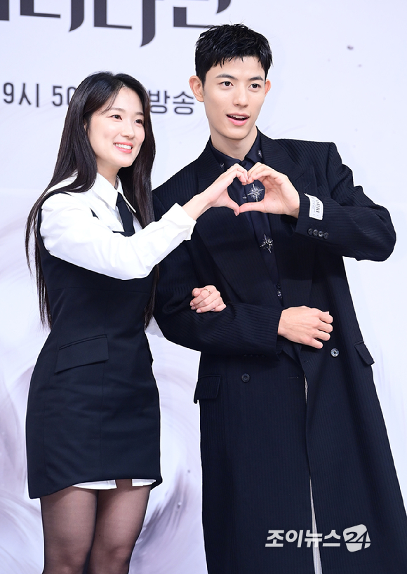 배우 김혜윤과 로몬이 16일 오후 서울 목동 SBS에서 열린 SBS 새 금토드라마 '오늘부터 인간입니다만' 제작발표회에 참석하고 있다. [사진=정소희 기자]