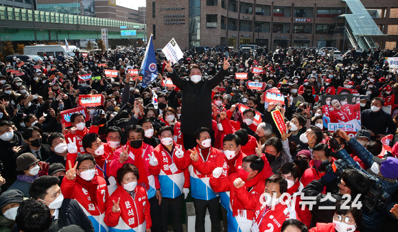 윤석열 국민의힘 대선후보가 17일 오전 경기도 용인 수지구에서 '역동적 혁신성장 대한민국 만들기' 선거 유세를 하며 유권자들에게 지지를 호소하고 있다. [사진=국회사진취재단]