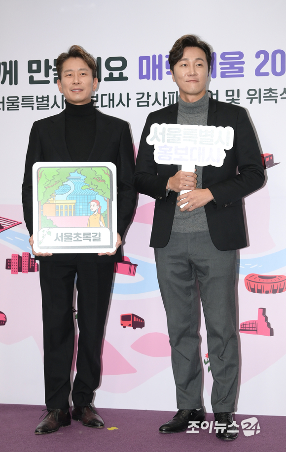 정신건강의학과 의사 형제 '양브로' 양재진, 양재웅이 16일 오전 서울특별시청에서 열린 서울홍보대사 감사패 수여 및 위촉식에 참석해 포토타임을 갖고 있다. [사진=정소희 기자]