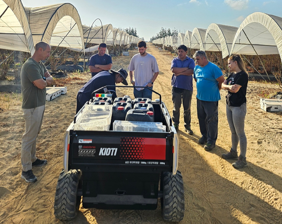 대동로보틱스는 지난 7월 스페인 후엘바 지역의 호티프룻 베리 농장에서 자율주행 운반로봇 개념검증(PoC)을 실시하고 있다. [사진=대동]