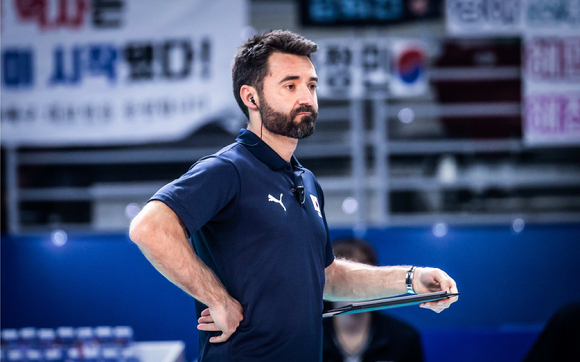 세사르 곤살레스 한국여자배구대표팀 감독이 FIVB 주최 2022 VNL 중국과 경기 도중 코트를 바라보고 있다. [사진=국제배구연맹(FIVB)]