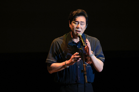 김법래, 뮤지컬 넘버에 쏟아진 박수⋯첫 싱가포르 콘서트 성황