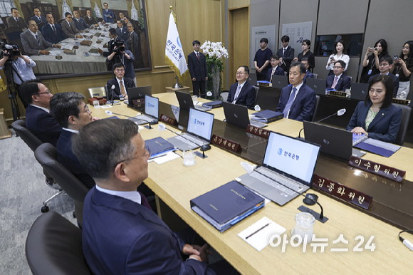 이창용 한국은행 총재가 23일 서울 중구 한국은행에서 열린 금융통화위원회를 주재하고 있다. [사진=사진공동취재단]