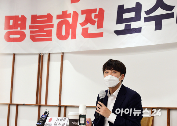 이준석 국민의힘 대표가 15일 서울 여의도 한 카페에서 열린 국민의힘 초선의원 공부모임 '명불허전 보수다 시즌5'에서 강연을 하고 있다.