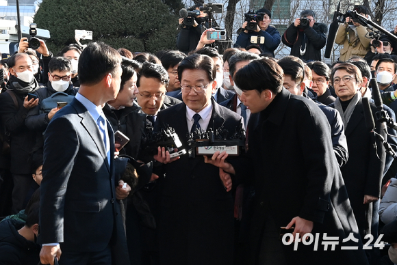 '성남FC 불법후원금 의혹'을 받고 있는 이재명 더불어민주당 대표가 10일 오전 경기도 성남시 수원지방검찰청 성남지청에 출석하고 있다. [사진=김성진 기자]