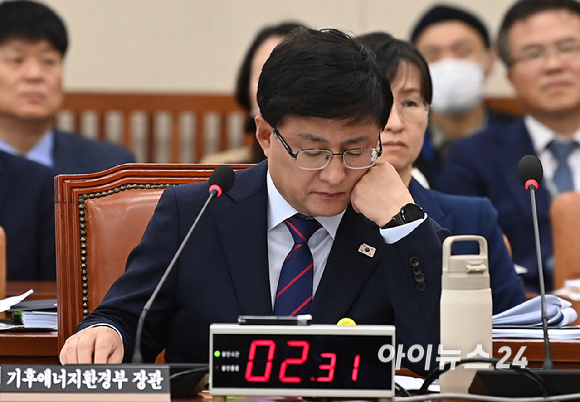 김성환 기후에너지환경부 장관이 14일 서울 여의도 국회에서 열린 기후에너지환경위원회 국정감사에서 자료를 확인하고 있다. [사진=곽영래 기자]