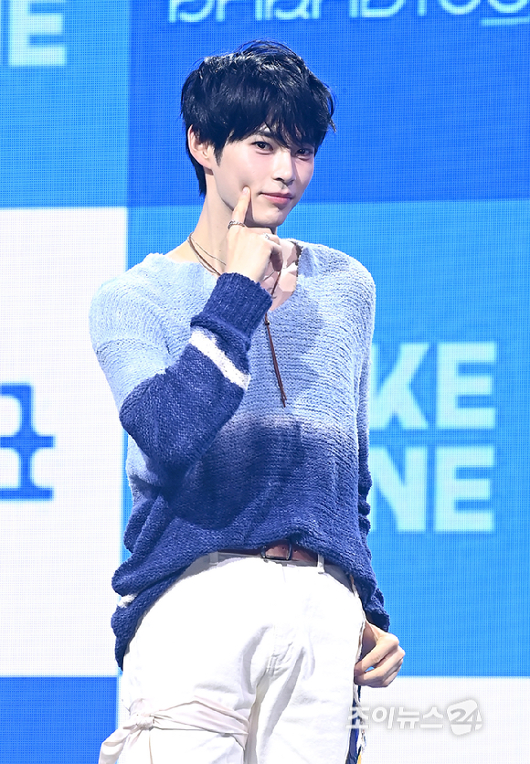 그룹 제로베이스원(ZEROBASEONE) 성한빈이 24일 오후 서울 용산구 블루스퀘어에서 열린 미니 5집 '블루 파라다이스(BLUE PARADISE)' 발매 기념 쇼케이스에서 포토타임을 갖고 있다. [사진=곽영래 기자]