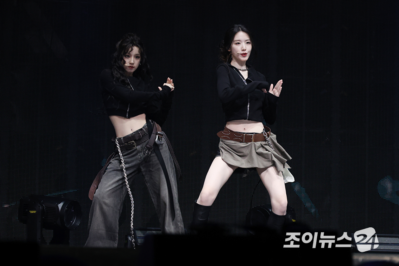 그룹 아이들 슈화, 우기가 6일 오후 서울 광진구 광장동 예스24라이브홀에서 진행된 아이들(i-dle) 아홉 번째 미니 앨범 '위 메이드'(We made) 발매 기념 쇼케이스에 참석해 열띤 무대를 펼치고 있다. [사진=문수지 기자]