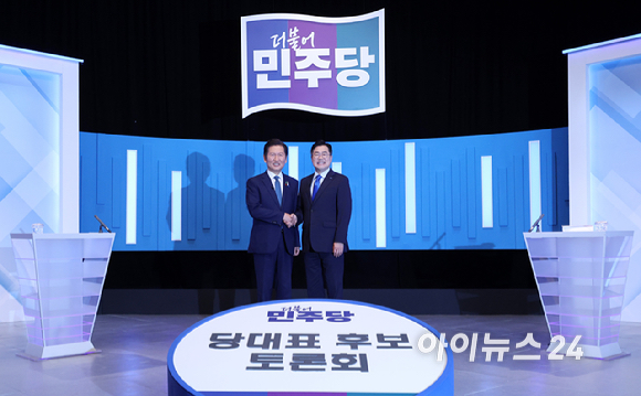 정청래·박찬대 더불어민주당 당대표 후보가 16일 서울 양천구 목동 SBS에서 열린 TV토론회에 앞서 기념촬영을 하고 있다. [사진=국회사진기자단]