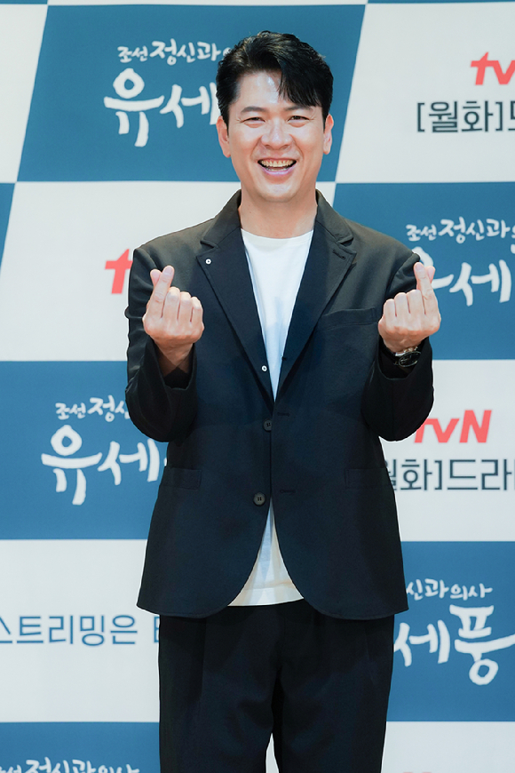 배우 김상경이 27일 온라인으로 진행된 tvN 새 월화드라마 '조선 정신과 의사 유세풍' 제작발표회에 참석해 포즈를 취하고 있다. [사진=tvN]