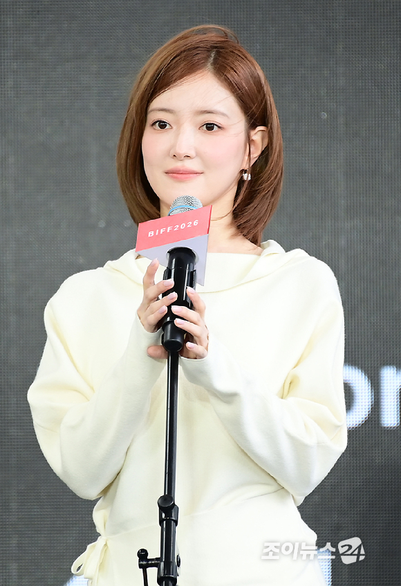 배우 이세영이 10일 부산 해운대구 영화의전당에서 열린 제31회 부산국제영화제 '재혼 황후' 야외 무대인사에 참석하고 있다. [사진=정소희 기자]
