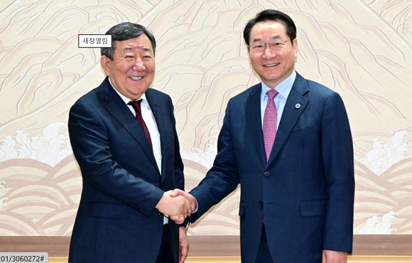 유정복 인천광역시장이 14일 시청 접견실에서 카자흐스탄 알라타우 신도시 개발 사업을 추진 중인 카스피안 그룹 최유리 회장을 접견하고 기념 촬영을 하고 있다. [사진=인천시]