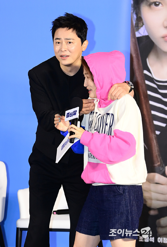 배우 조정석이 30일 오전 서울 CGV 용산아이파크몰에서 열린 영화 '좀비딸' (감독 필감성) 제작보고회에서 '좀비딸'로 변한 MC 박경림을 지키는 포즈를 선보이고 있다. [사진=정소희 기자]