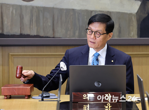 이창용 한국은행 총재가 17일 서울 중구 한국은행에서 열린 금융통화위원회 통화정책방향 회의를 주재하고 있다. [사진=사진공동취재단]