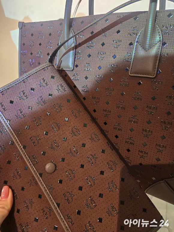 노부키 히즈메가 오트 쿠튀르 기법으로 완성한 아방가르드 모자를 얹은 베어브릭이 전시된 공간. [사진=MCM]