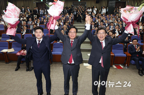 16일 서울 여의도 국회에서 열린 국민의힘 원내대표 선출 의원총회에서 새 원내대표로 당선된 송언석 의원이 두 팔 들어 인사하고 있다. 왼쪽부터 김용태 비상대책위원장, 송 신임 원내대표, 권성동 전 원내대표. [사진=곽영래 기자]