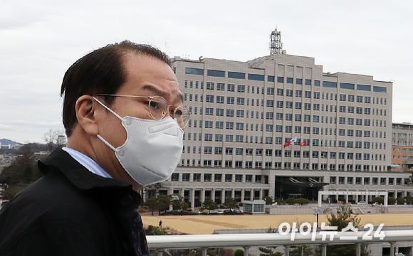 권영세 대통령직인수위원회 부위원장을 비롯한 인수위원들이 18일 오후 새 대통령 집무실 후보지인 서울 용산구 국방부 청사를 둘러보고 있다. [사진=국회사진취재단]