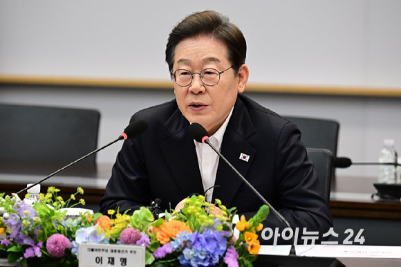이재명 더불어민주당 대선 후보가 28일 오후 경기도 이천시 SK하이닉스 이천캠퍼스에서 열린 'K-반도체' AI메모리반도체 기업 간담회에 참석해 모두발언을 하고 있다. [사진=국회사진취재단]