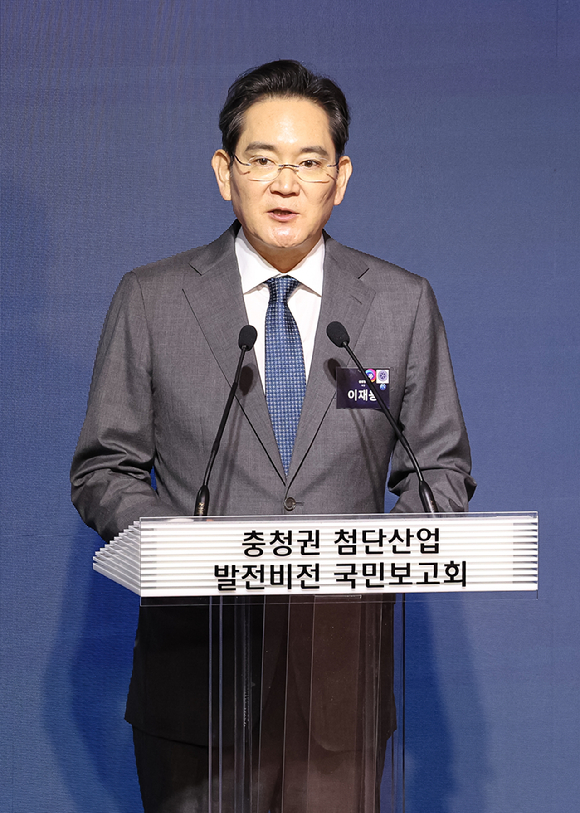 이재용 삼성전자 회장이 2일 충남 아산시에서 이재명 대통령 주재로 열린 충청권 첨단산업 발전비전 국민보고회에서 환영사를 하고 있다. 2026.7.2 [사진=청와대통신사진기자단]