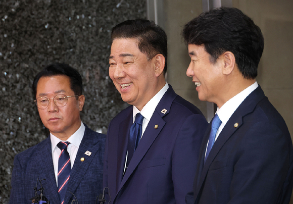 더불어민주당 김병기 원내대표(가운데), 문진석 원내수석부대표(오른쪽), 문금주 원내대변인이 26일 우원식 국회의장과 회동을 마친 뒤 취재진 질문에 답변하고 있다. 2025.6.26 [사진=연합뉴스]